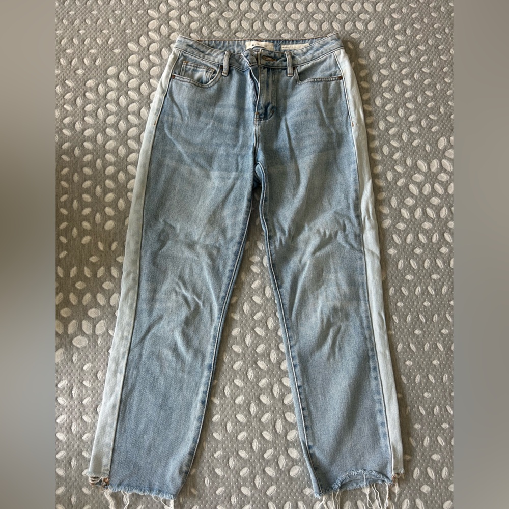 Pacsun medium-wash Mom Jean. Straight leg, lighter-wash strip, size 25